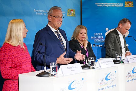 Auf dem Bild sind Sportministerin Diana Stolz, Innenminister Joachim Herrmann, Bundesinnenministerin Nancy Faeser und Innenminister Andy Grote zu sehen.