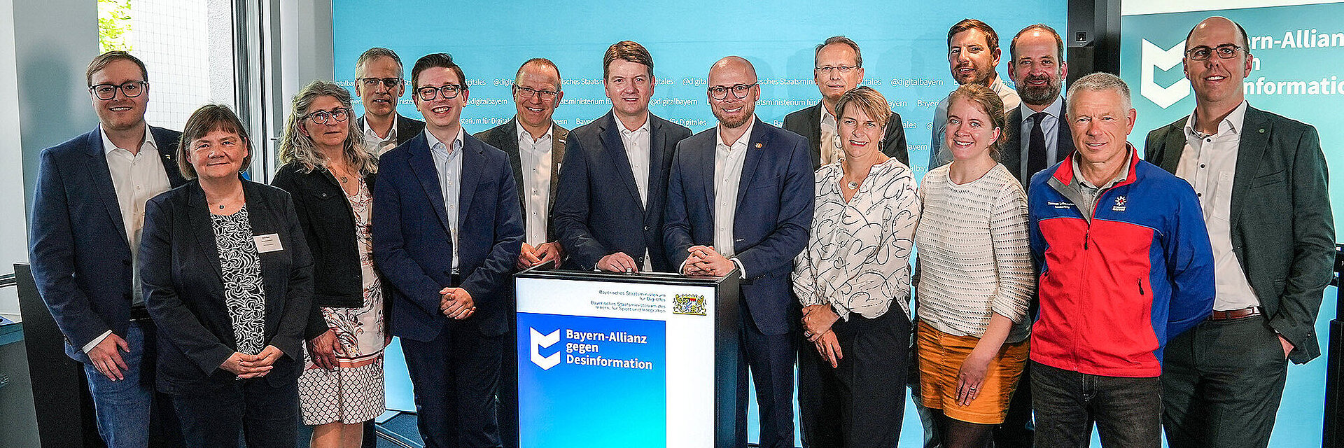 Gruppenbild von der Pressekonferenz mit Kirchner und Mehring und weiteren