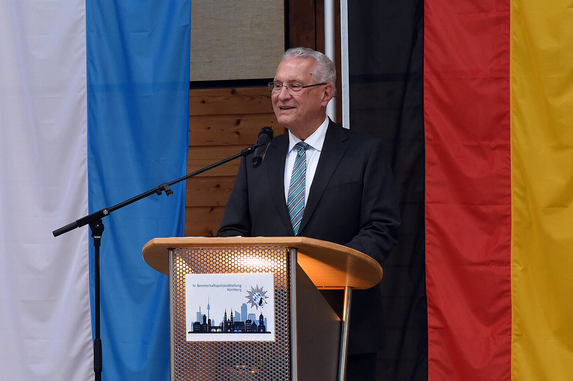 Innenminister Joachim Herrmann am Stehpult