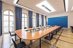 Blick in einen Besprechungsraum mit rundem Tisch