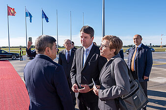 auf dem Bild Staatssekretär Sandro Kirchner begrüßt am Flughafen München Premierminister von Kirgistan