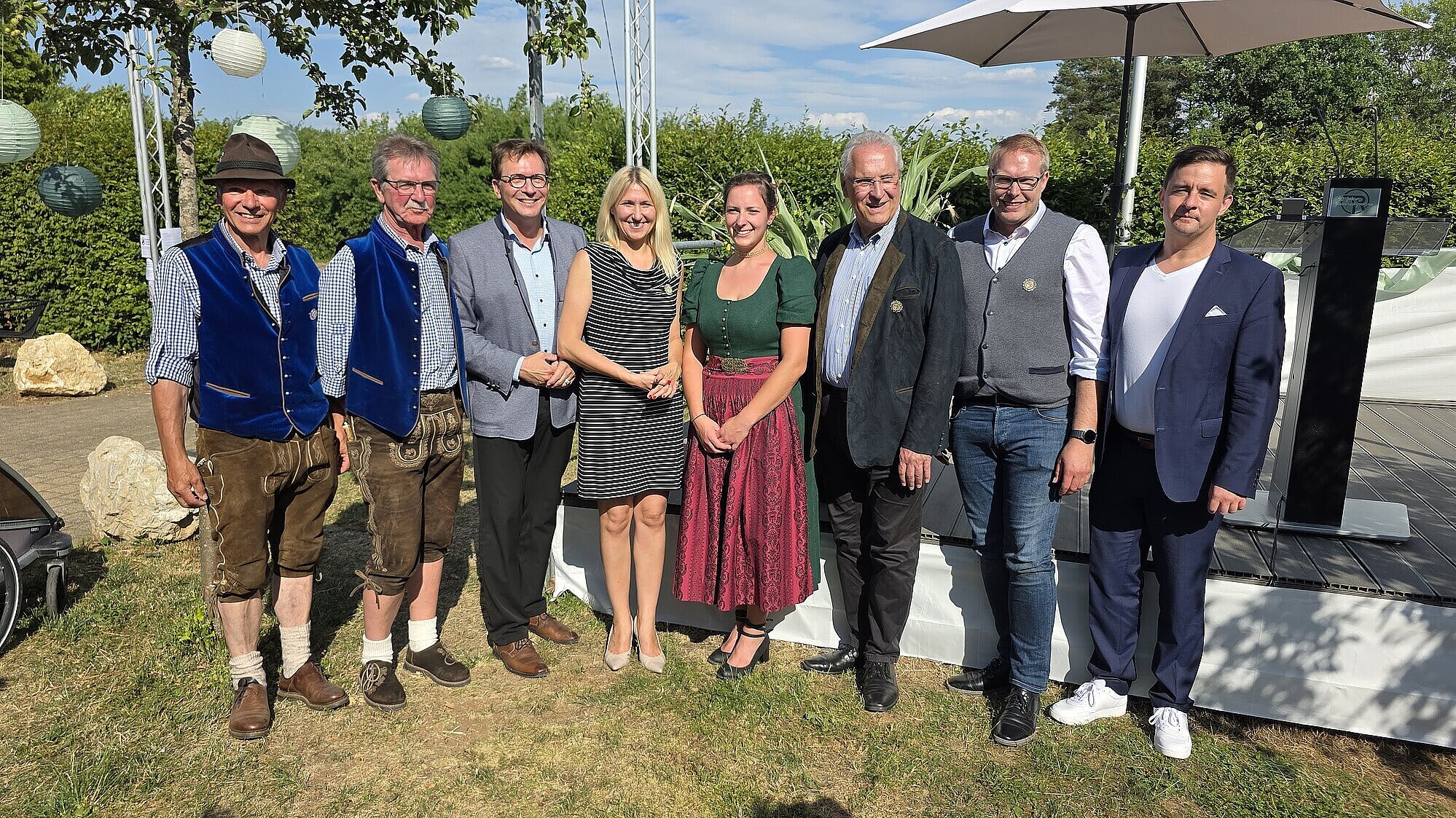Innenminister Joachim Herrmann steht beim Gauböllertreffen mittig mit weiteren Teilnehmern des Fests.