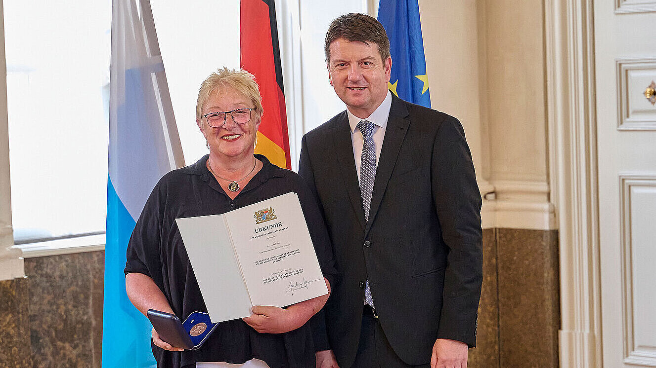 Sandro Kirchner und Lioba Zieres mit Urkunde