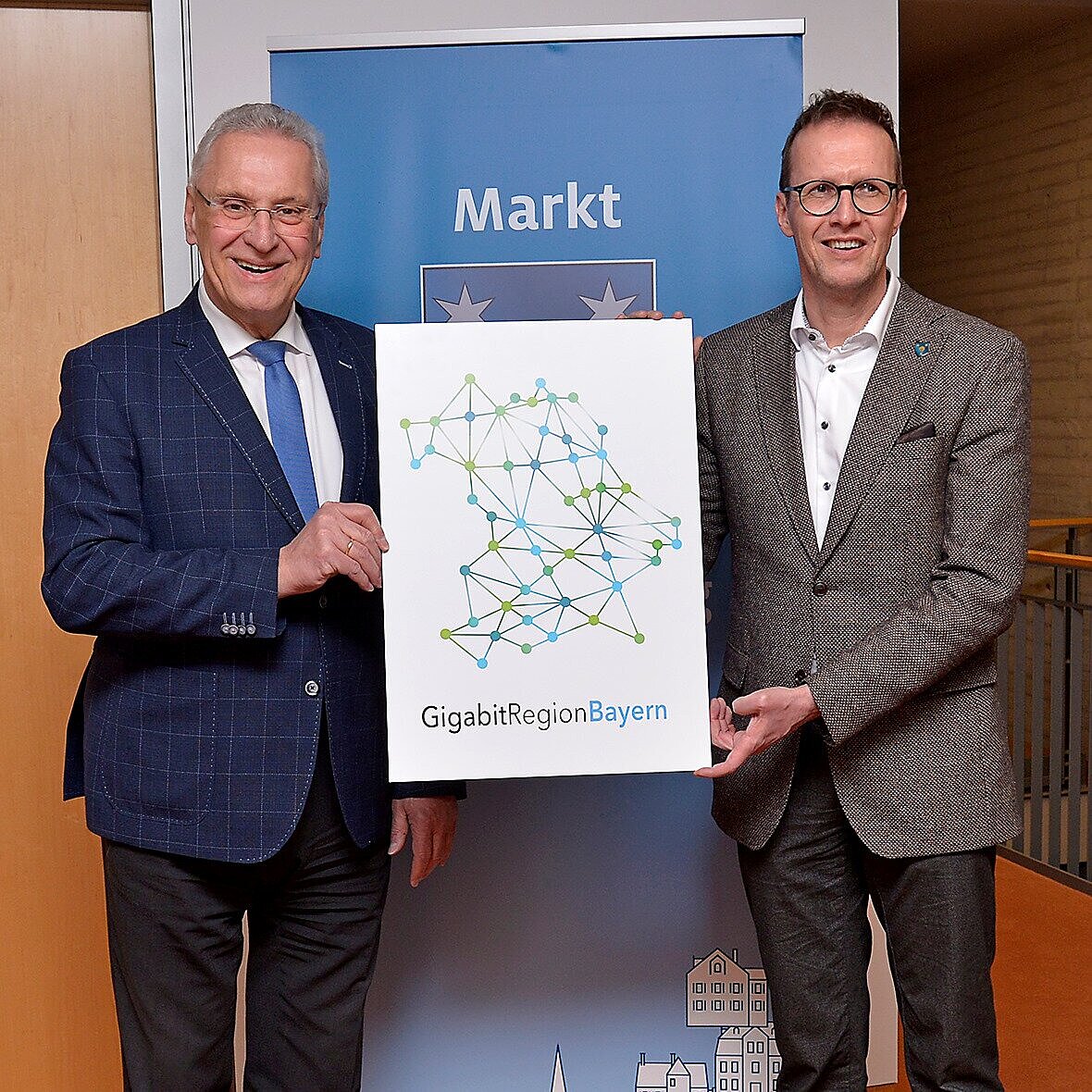 Innenminister Herrmann und Bürgermeister König mit Gigabit-Tafel