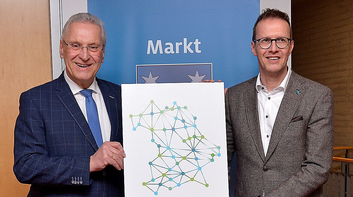 Innenminister Herrmann und Bürgermeister König mit Gigabit-Tafel