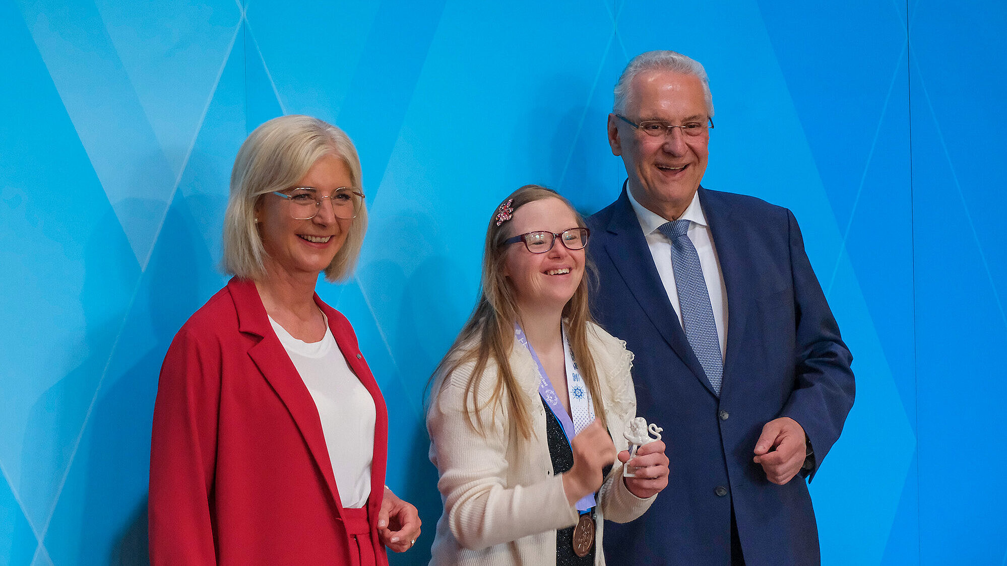 (Links): Staatsministerin für Familie, Arbeit und Soziales, Ulrike Schaf (Mitte) Luisa Egersdörfer Skilanglaufathletin mit dem bayerischen Löwen in der Hand, (rechts) Innenminister Joachim Herrmann