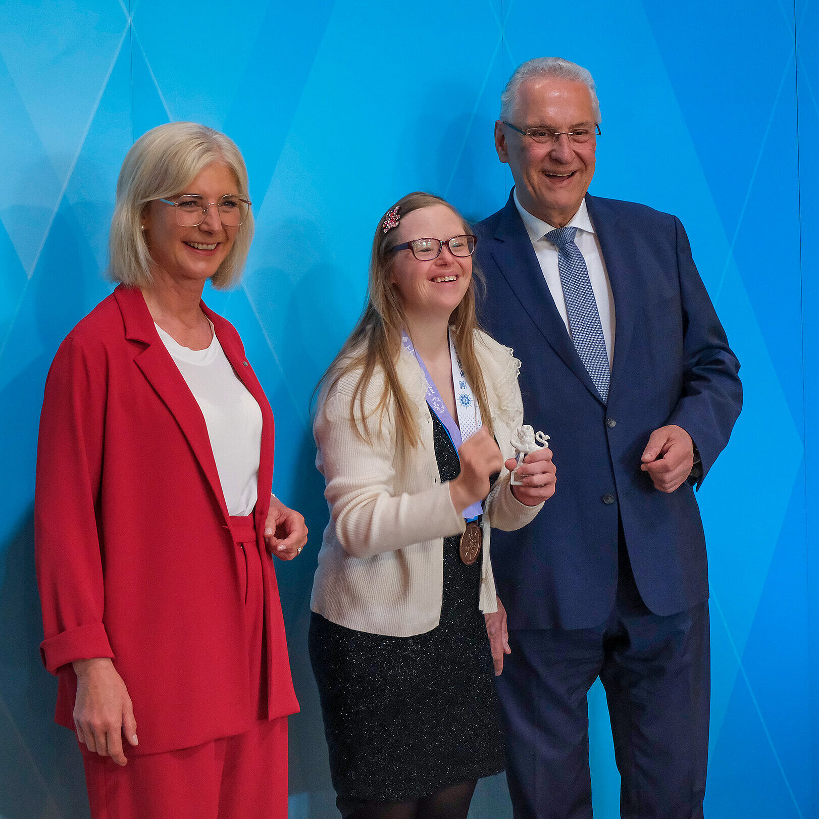 (Links): Staatsministerin für Familie, Arbeit und Soziales, Ulrike Schaf (Mitte) Luisa Egersdörfer Skilanglaufathletin mit dem bayerischen Löwen in der Hand, (rechts) Innenminister Joachim Herrmann
