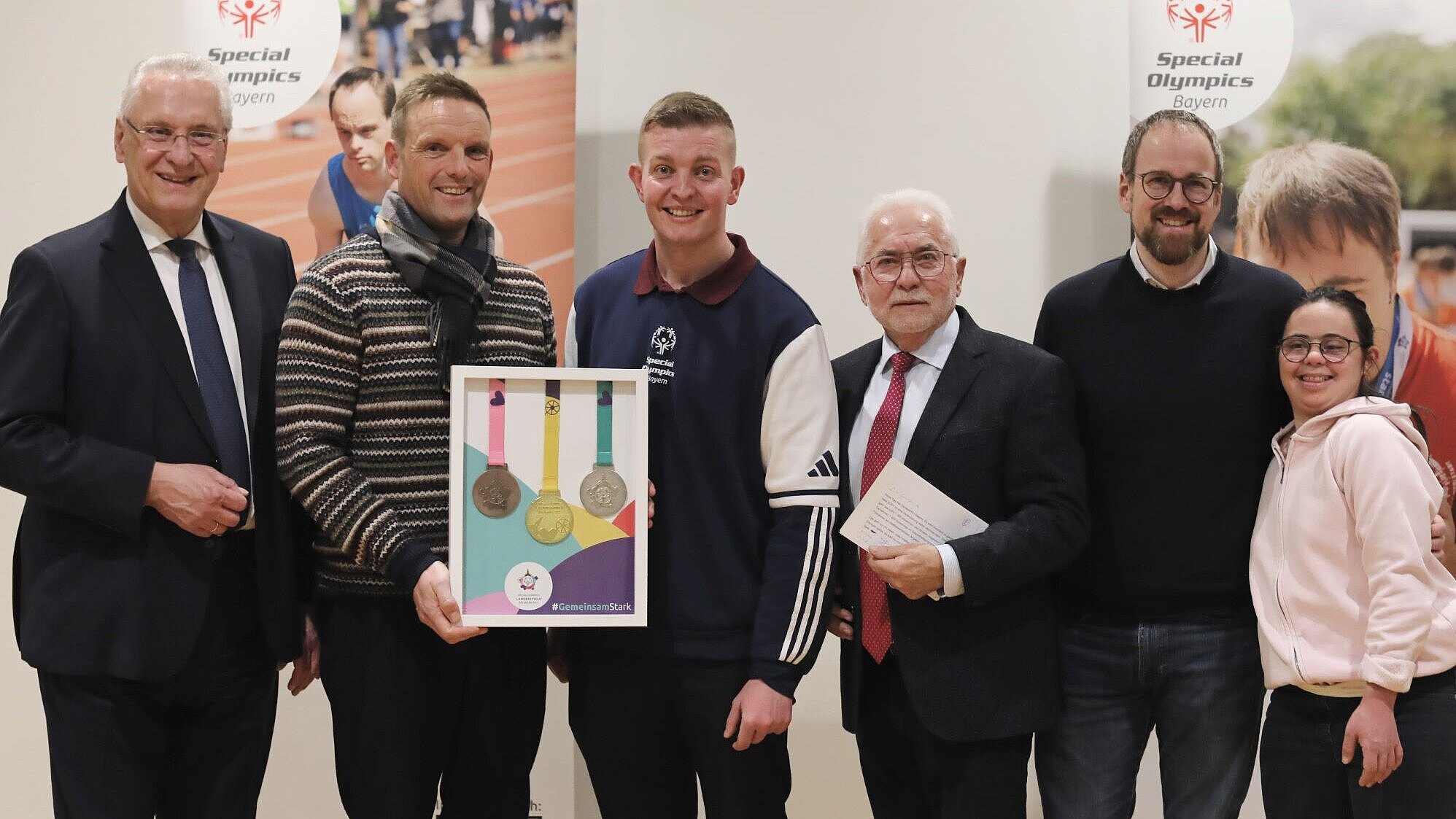 Innenminister Joachim Herrmann mit den Offiziellen, u.a. aus der Stadt Erlangen am Dankesabend für die Vereine.