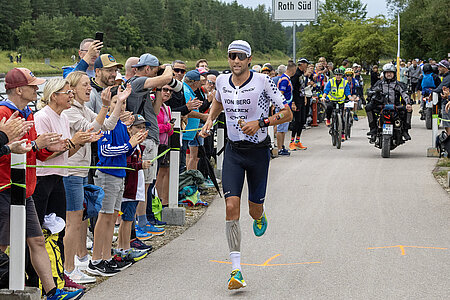 Triathlon Roth Laufstrecke Läufer in Aktion Publikum am Rande feuert an