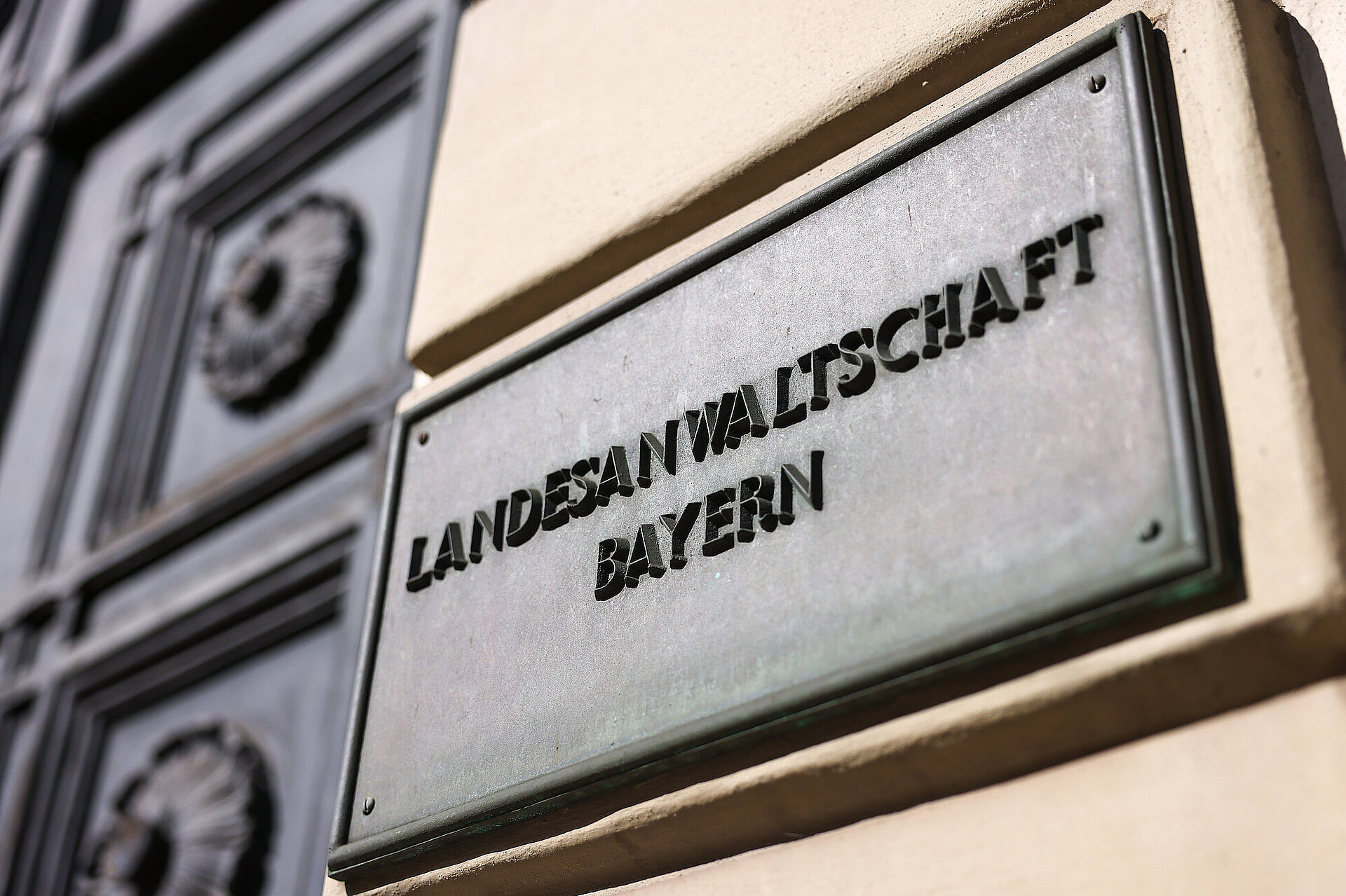 Eingangsschild aus Messing auf dem Landesanwartschaft steht