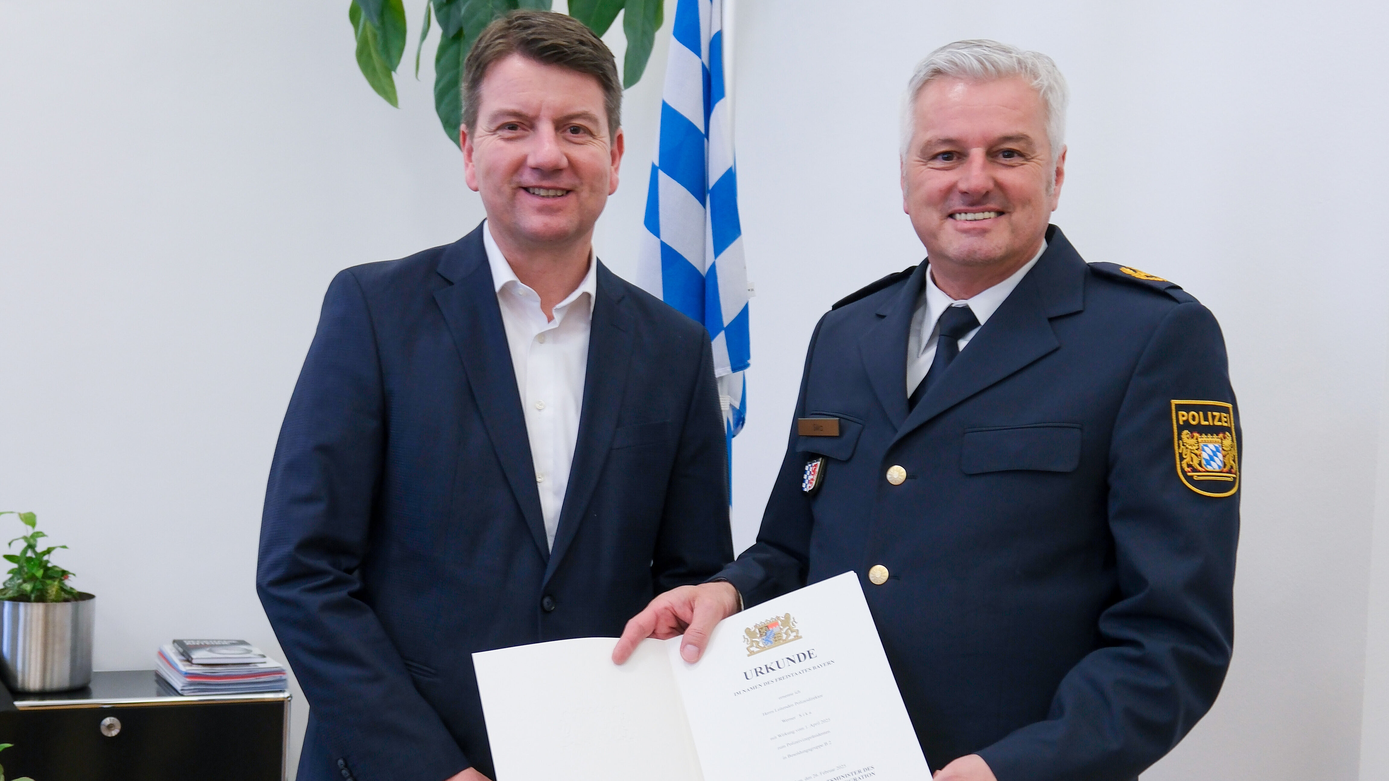 auf dem Bild: Innenstaatssekretär Sandro Kirchner und Werner Sika, neuer Vizepolizeipräsident Niederbayern bei der Urkundenaushändigung