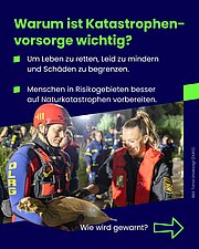 Das Bild zeigt zwei Einsatzkräfte in Schutzkleidung bei einem nächtlichen Einsatz. Eine Person trägt eine rote Schutzweste mit der Aufschrift „DLRG“ auf dem Ärmel, die andere eine schwarze Uniform mit einem Polizeiabzeichen. Im Vordergrund halten sie gemeinsam einen Sandsack. Im Hintergrund sind weitere Einsatzkräfte und Ausrüstung zu sehen. Der obere Teil des Bildes enthält den Text „Warum ist Katastrophenvorsorge wichtig?“ in großen grünen Buchstaben auf dunkelblauem Hintergrund. Darunter stehen zwei Punkte: „Um Leben zu retten, Leid zu mindern und Schäden zu begrenzen.“ sowie „Menschen in Risikogebieten besser auf Naturkatastrophen vorbereiten.“ Unten rechts steht auf dunkelblauem Hintergrund die Frage „Wie wird gewarnt?“ mit einem grünen Pfeil nach rechts. Das Bild vermittelt die Bedeutung der Katastrophenvorsorge und die Vorbereitung auf Naturkatastrophen.