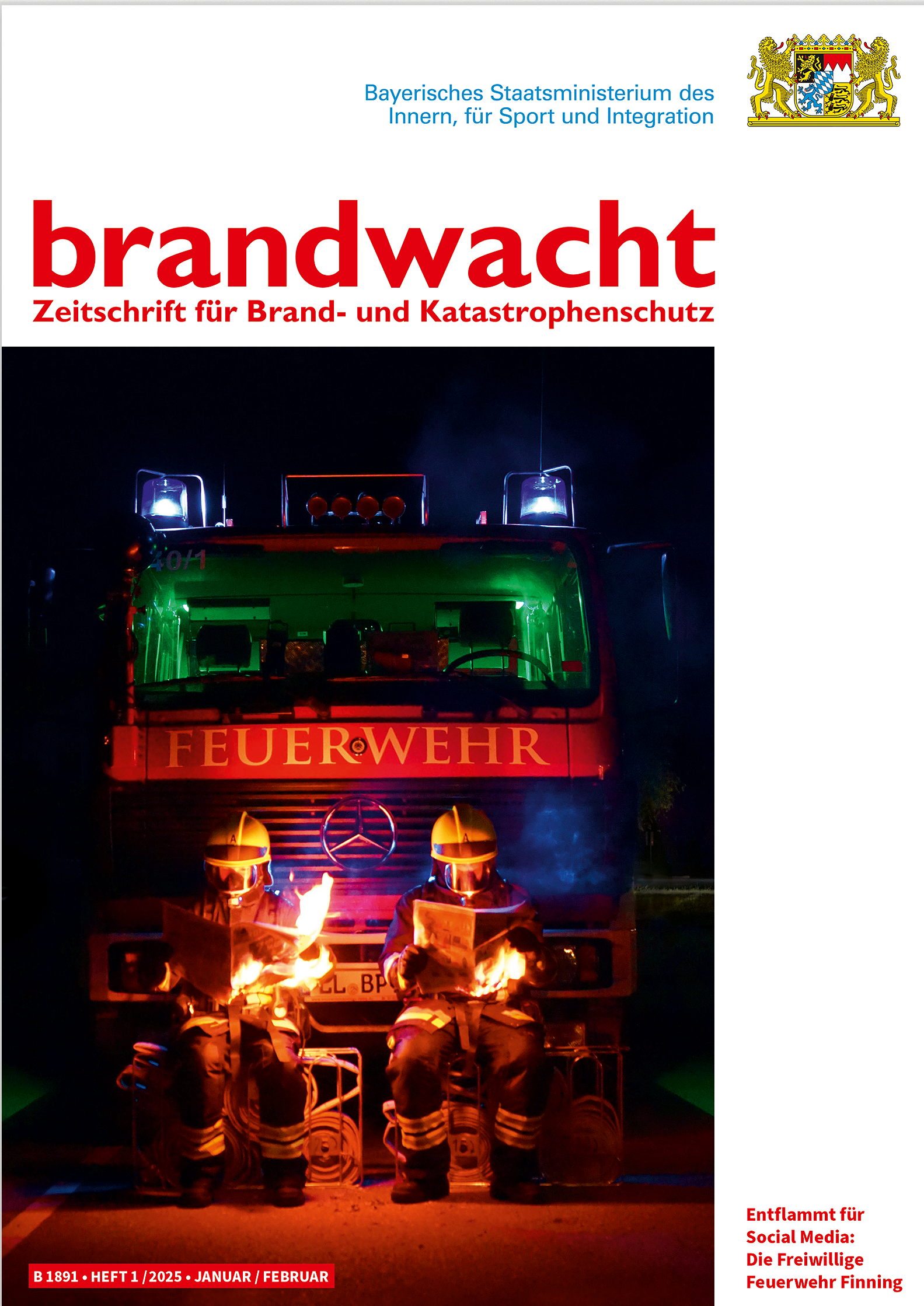 Titelbild der Zeitschrift brandwacht bayern auf dem zwei Feuerwehrmänner vor einem Feuerwehrauto hocken und eine Zeitung lesen, die brennt