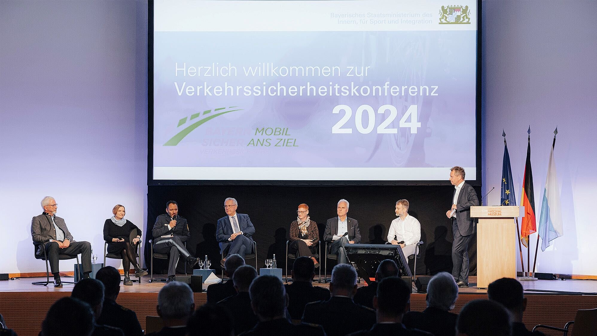 Auf dem Bild ist die Podiumsdiskussion anlässlich der 4. Verkehrssicherheitskonferenz in Nürnberg zu sehen. In der Mitte des Podiums sitzt Innenminister Joachim Herrmann.