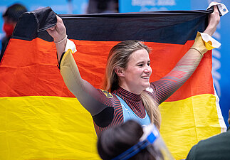 Siegereehrung Einsitzer, Damen, 4. Lauf, im Bild Natalie Geisenberger mit Deuschlandfahne
