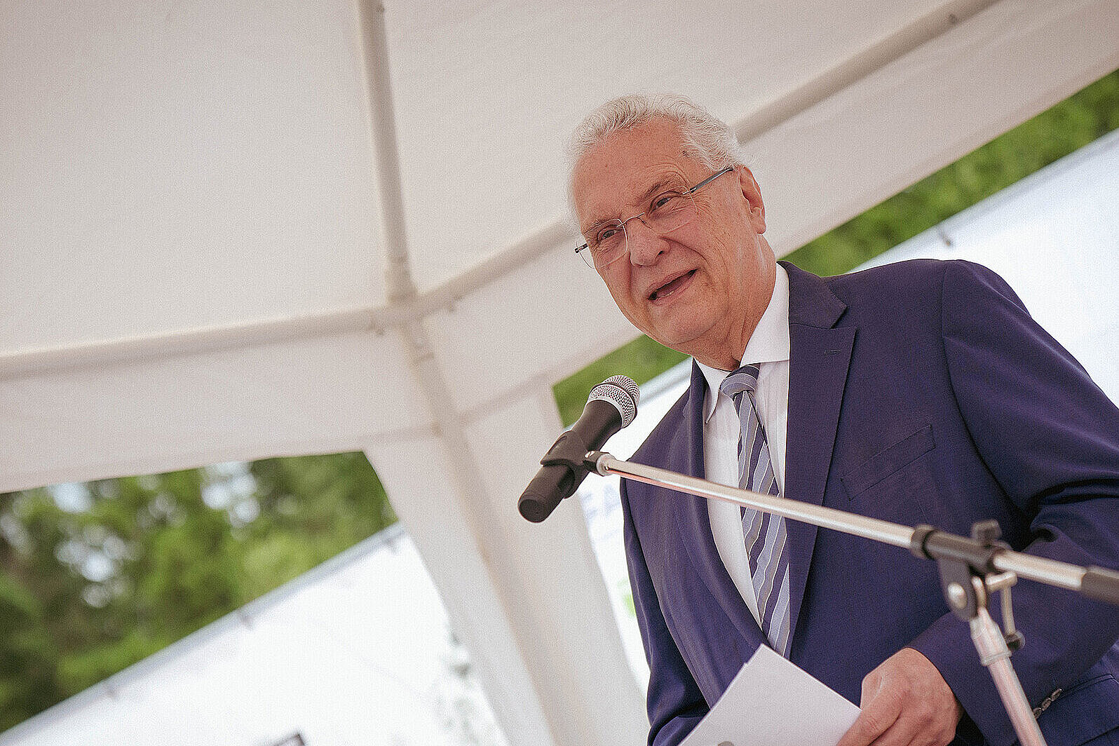 Innenminister Joachim Herrmann am Rednerpult an der Teststrecke