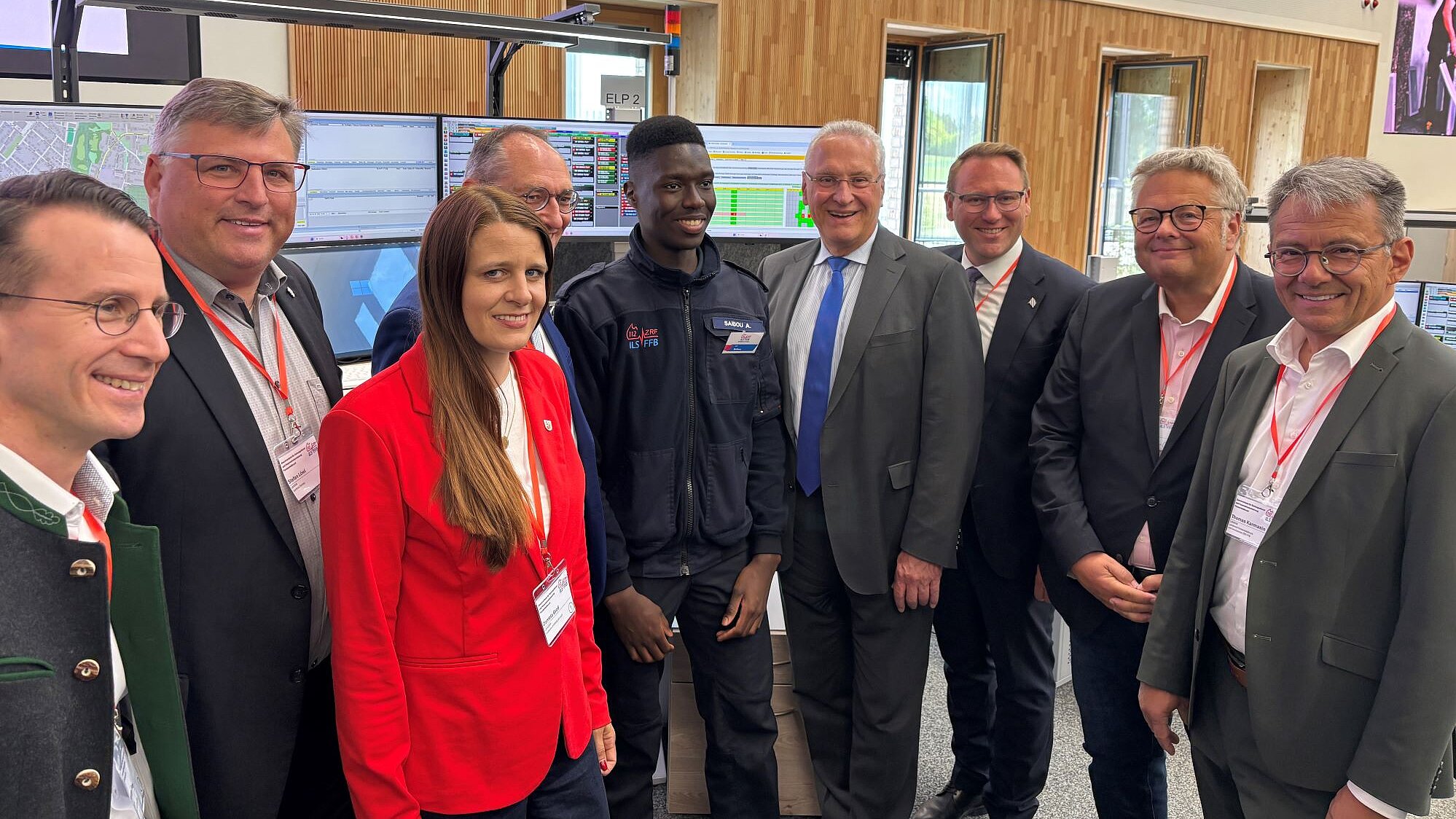 Gruppe von Honorationen mit Innenminister Joachim Herrmann im neuen ILS in Fürstenfeldbruck