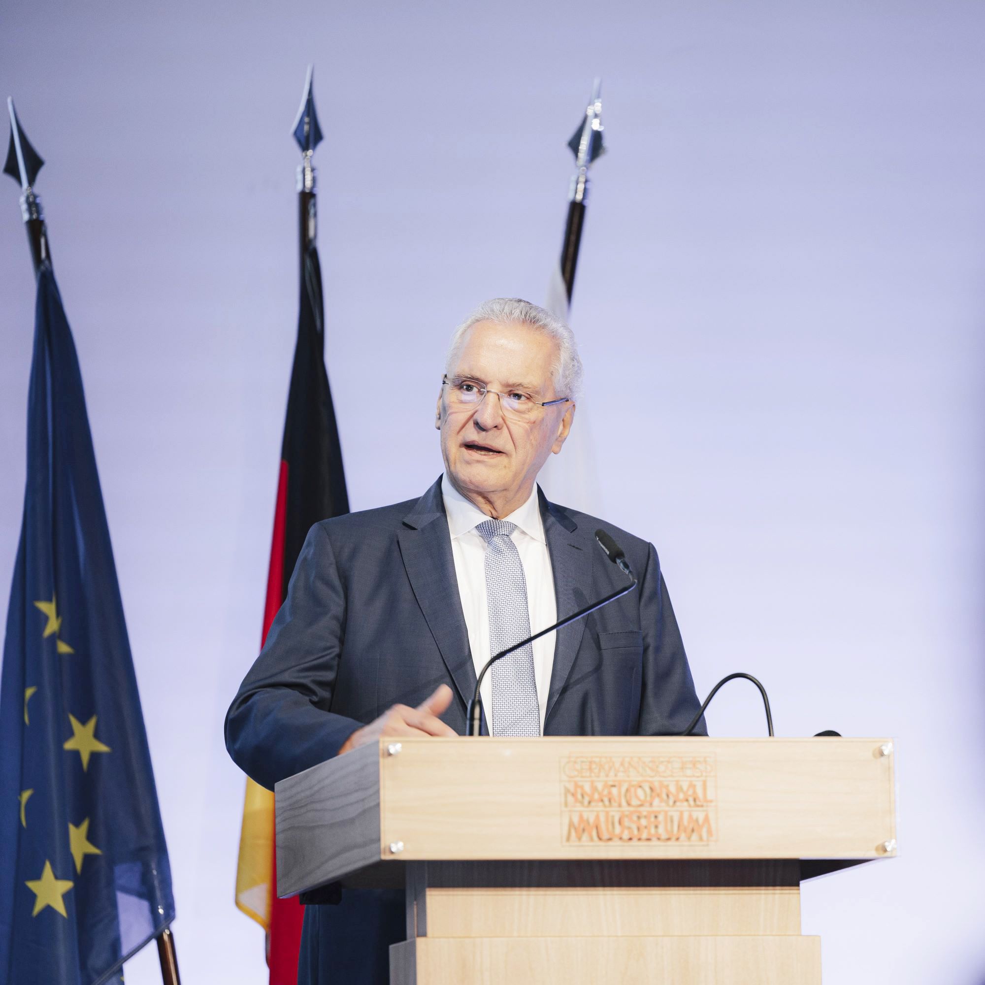 Auf dem Bild ist Innenminister Joachim Herrmann zu sehen bei seiner Rede anlässlich der 4. Verkehrssicherheitskonferenz in Nürnberg.