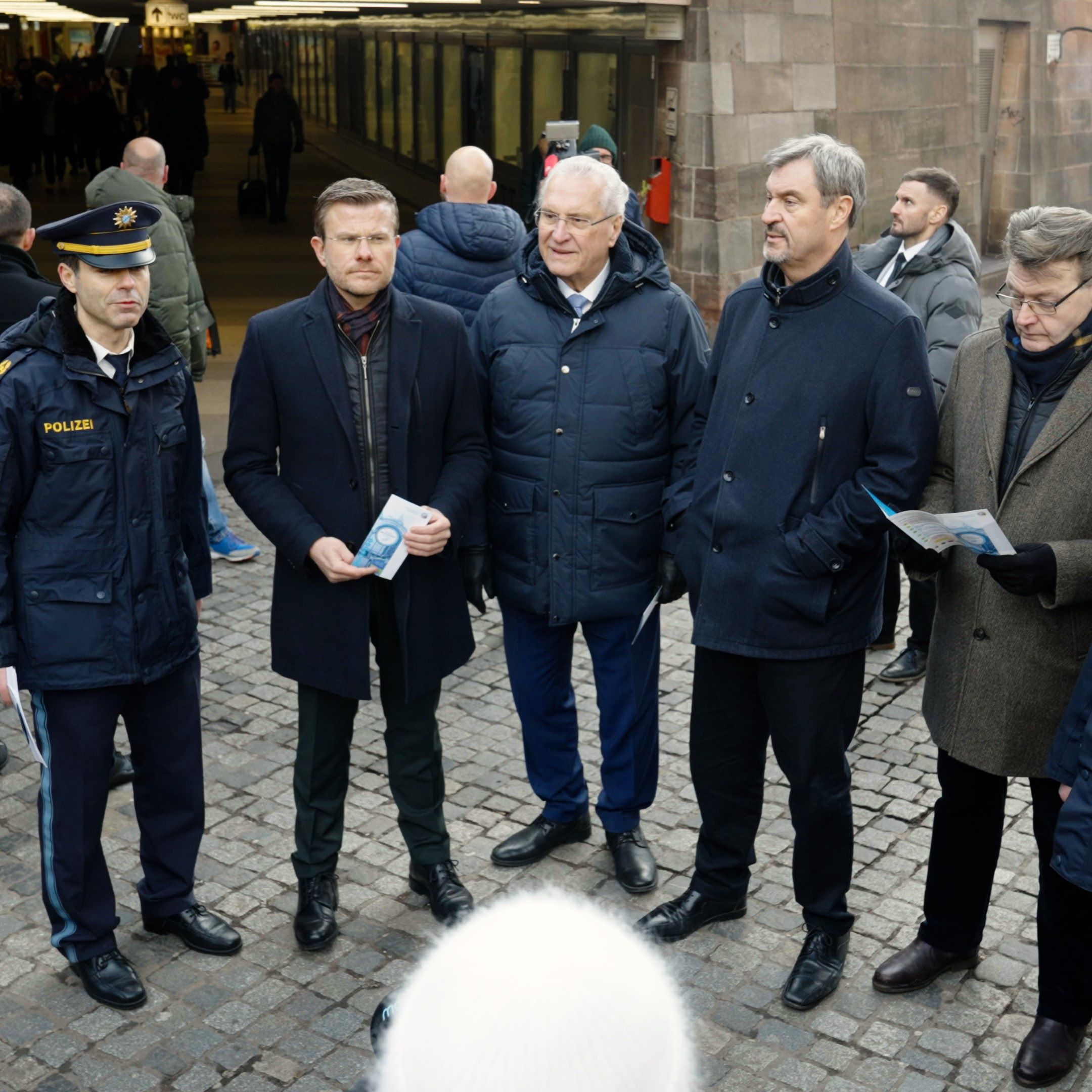 Auf dem Bild sind u.a. Innenminister Joachim Herrmann, Ministerpräsident Dr. Markus Söder und der Nürnberger Oberbürgermeister Marcus König am Nürnberger Hauptbahnhof zu sehen.