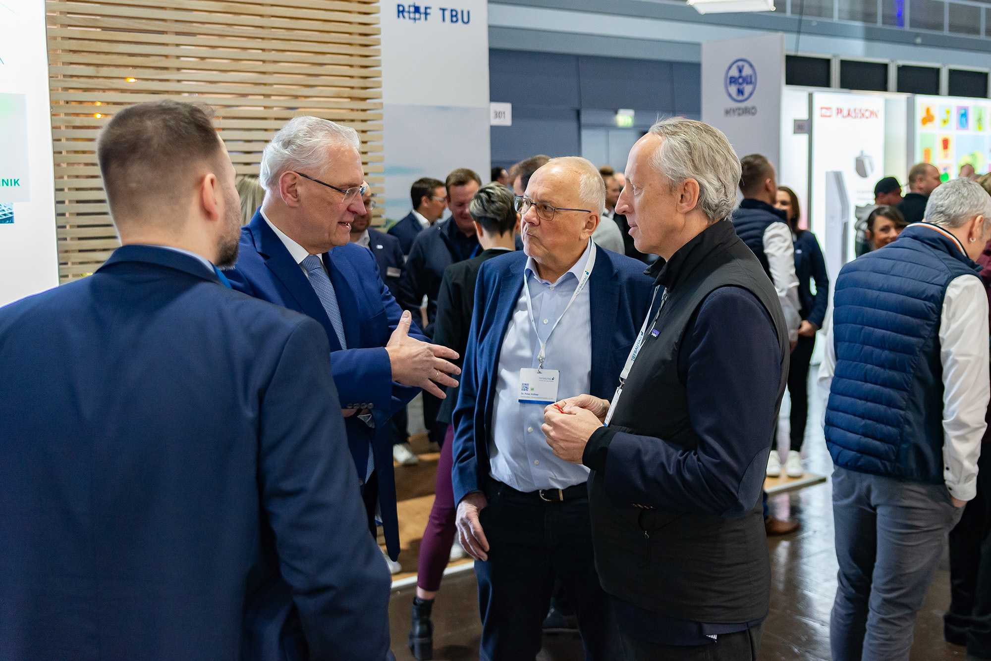  Innenminister Joachim Herrmann auf der Fachmesse Perimeter Protection an einem Messestand im Dialog mit mit zwei Gesellschaftern der Richter+Frenzel Gruppe: Links Christoph Stahl, rechts Dr. Peter Küfner 