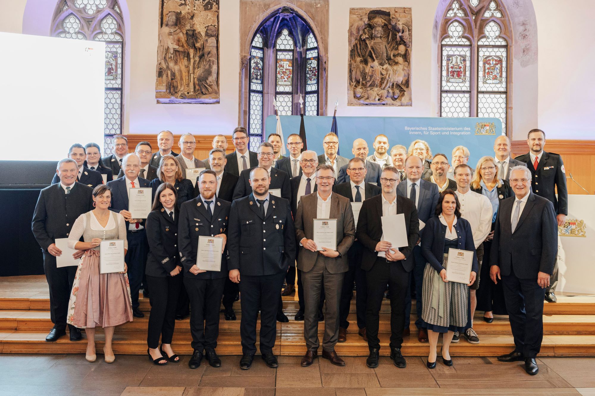 Es handelt sich um ein Gruppenbild mit den Vertreterinnen und Vertretern der ausgezeichneten Arbeitgeber sowie Innenminister Joachim Herrmann.