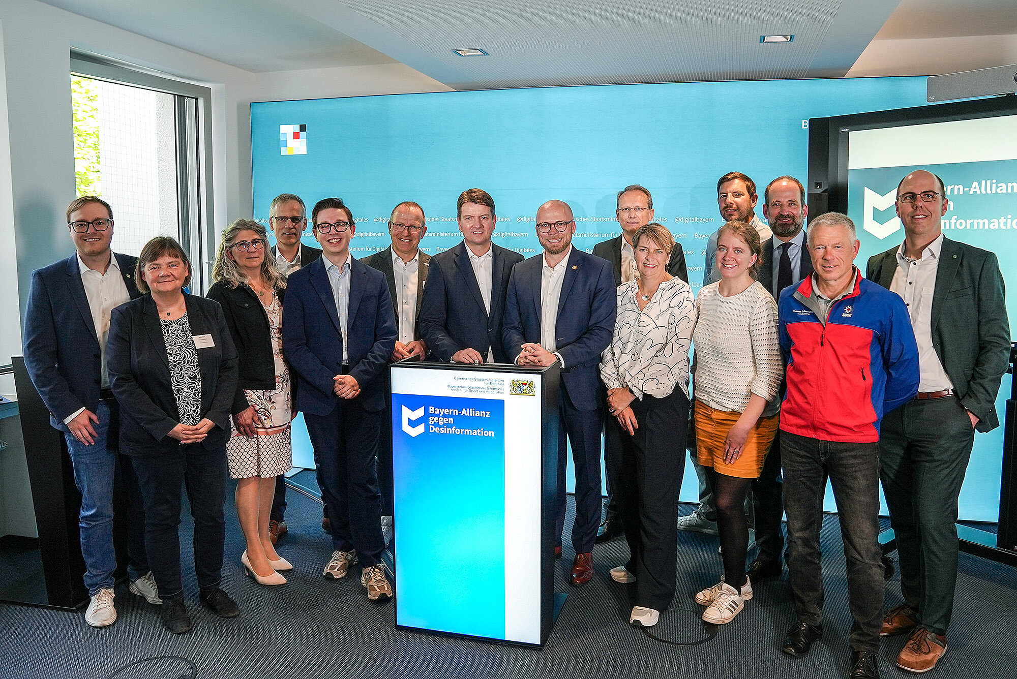 Gruppenbild von der Pressekonferenz mit Kirchner und Mehring und weiteren