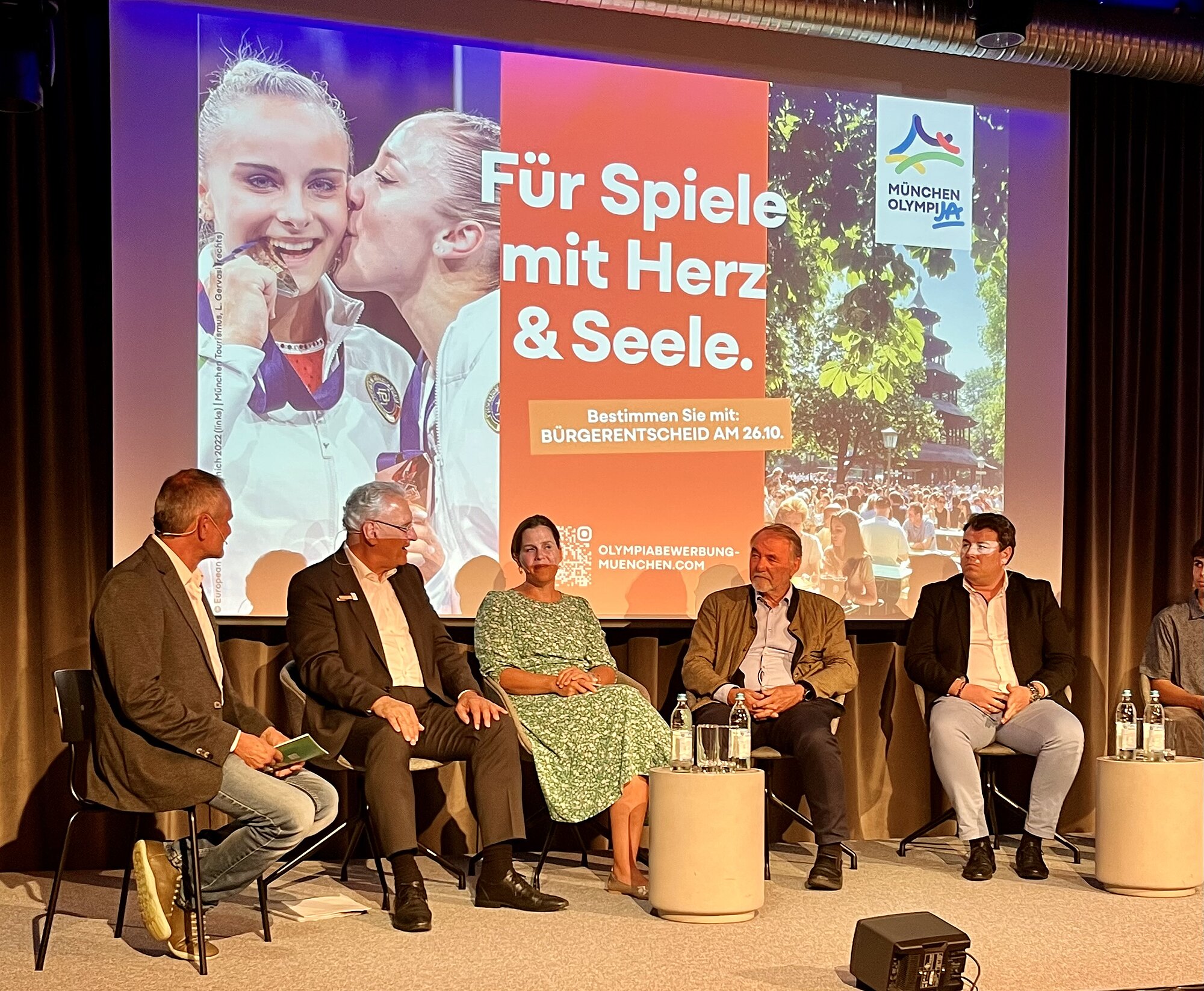Innenminister Joachim Herrmann diskutiert auf dem Podium mit Teilnehmern über die Olympiabewerbung der Landeshauptstadt München